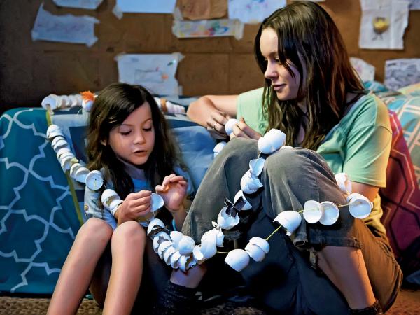 Kandydatka do Oscara Brie Larson jako matka i Jacob Tremblay w roli jej syna