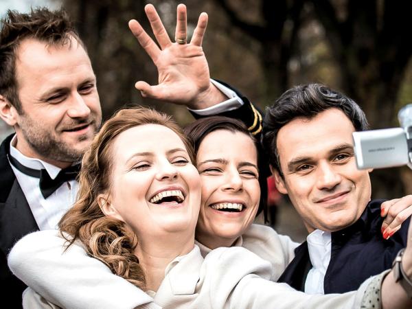 Od lewej: Leszek Lichota, Iza Kuna, Agata Kulesza i Jan Wieczorkowski w komedii romantycznej z ambicjami