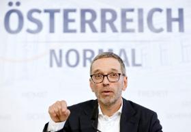 Herbert Kickl wypłynął na szerokie wody właśnie podczas pandemii, szermując antyszczepionkowymi hasłami.