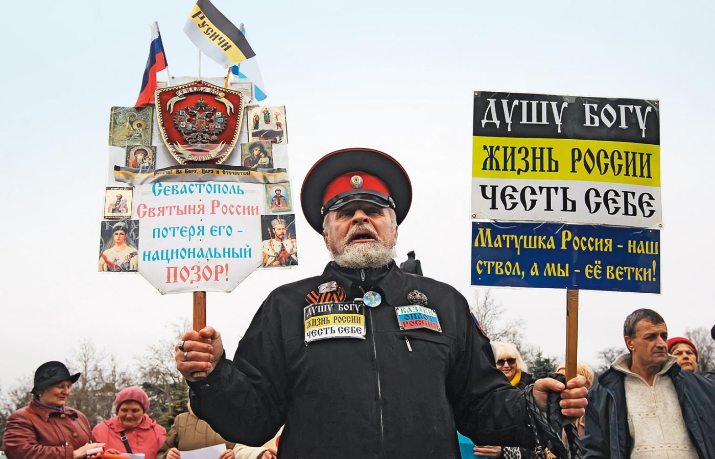 Prorosyjska manifestacja na Krymie. Na transparencie z prawej napis: Duszę - Bogu, Życie - Rosji, Honor - sobie.