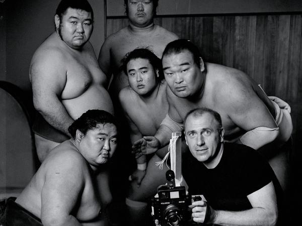 Tomasz Gudzowaty (ur. 1971 r.) ukończył prawo na UW. Zaczynał od fotografii przyrodniczej, później był reportaż społeczny, od wielu lat zajmuje się tematyką sportową