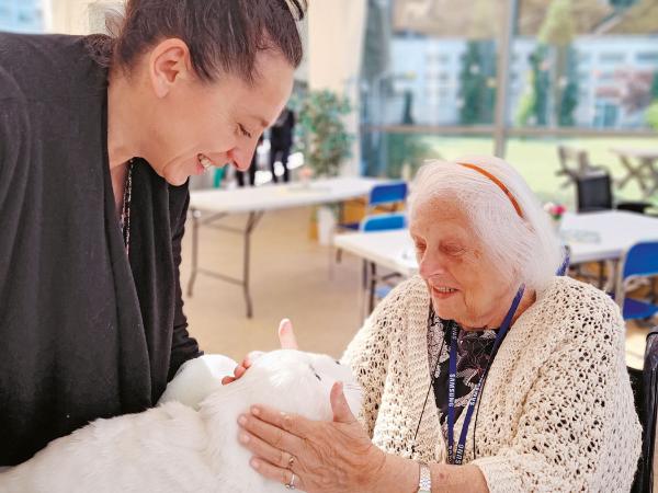 Foka Paro, czyli robot-asystent, pomaga m.in. pensjonariuszom Domu Pomocy Społecznej w Sopocie.