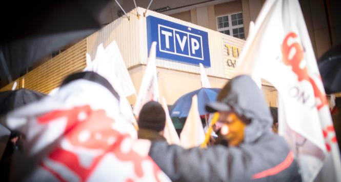 Protest zwolenników PiS przed siedzibą TVP na pl. Powstańców Warszawy