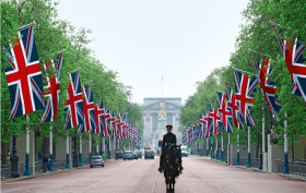 Odświętnie udekorowana ulica Pall Mall wiodąca do Pałacu Buckingham