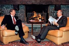 Ronald Reagan i Michaił Gorbaczow w Reykjaviku (w zabytkowym, drewnianym domu Höfði), październik 1986 r.