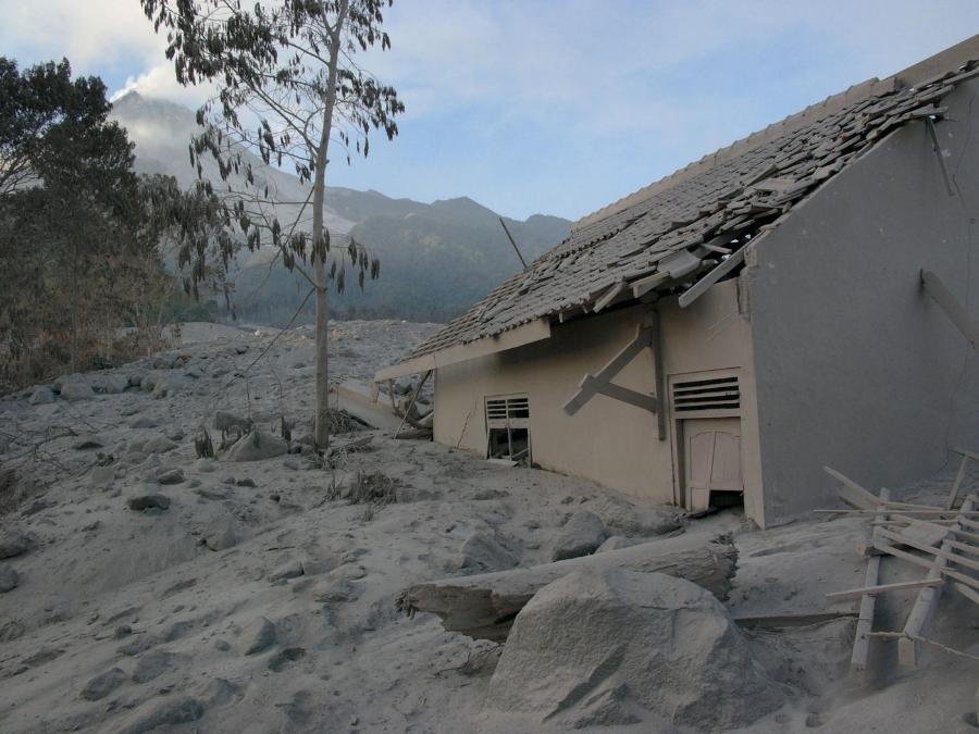 Dom zniszczony w 2006 r. przez lawinę błotną – Jawa (Indonezja).