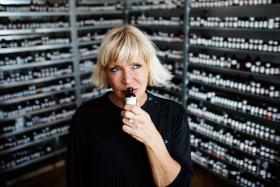 Sissel Tolaas produkuje aromaty dla firm, które kuszą nimi klientów. Odtworzyła też woń Paryża: mieszankę zapachów spalin, psiej kupy i papierosów.