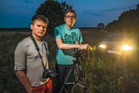 Piotr i Robert nie potrafią ukryć podniecenia, jakie rodzi świadomość, że 200 m od nich uderzają arcybłyskawice.