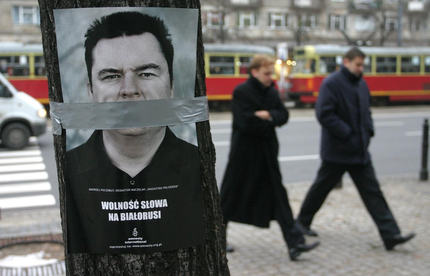 Wolność słowa na Białorusi, warszawska akcja AI w 2005 r. Na zdjęciu Andrzej Poczobut.