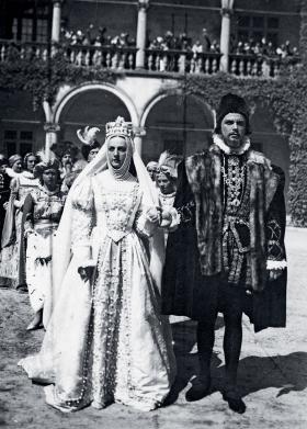 Jadwiga Smosarska jako Barbara Radziwiłłówna i Witold Zacharewicz jako Zygmunt II August w „Barbarze Radziwiłłównie” Józefa Lejtesa, 1938 r.