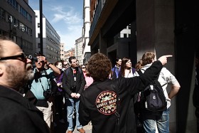 Szef londyńskiego fan klubu Beatlesów Richard Porter przyprowadza tu tysiące ludzi.