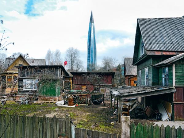 Liczący 79 pięter wieżowiec Łachta Centr w Petersburgu (na drugim planie) to najwyższy budynek w Europie, a zarazem siedziba główna Gazpromu.