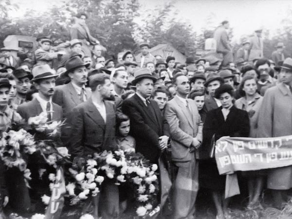 Uroczystość wmurowania w mur cmentarza żydowskiego na Bałutach tablicy upamiętniającej zagładę łódzkich Żydów, 28 września 1947 r.