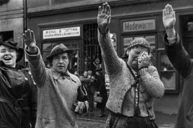Niemcy sudeccy witają wkraczający Wermacht, 1938 r.