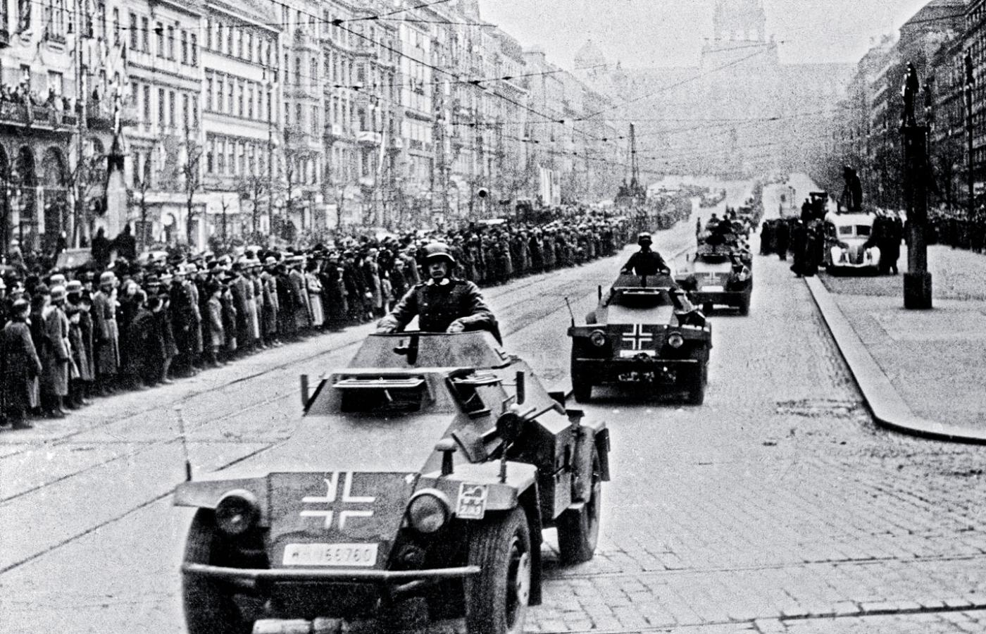 Parada wojsk niemieckich w zajętej Pradze, marzec 1939 r. Złamanie przez Hitlera gwarancji pokojowych oburzyło Brytyjczyków.