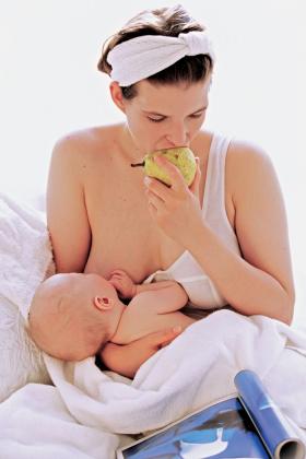 Zapalenie piersi, obolałe brodawki, powrót do pracy – tym najczęściej tłumaczą Polki decyzje o zaprzestaniu karmienia naturalnym mlekiem.