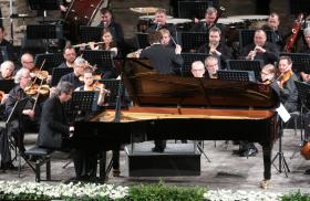 Piotr Anderszewski w towarzystwie Sinfonii Varsovii na Istanbul Music Festival.