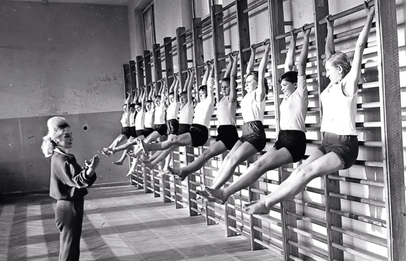 Lekcja WF w szkole podstawowej w Ustroniu Morskim, styczeń 1965 r.