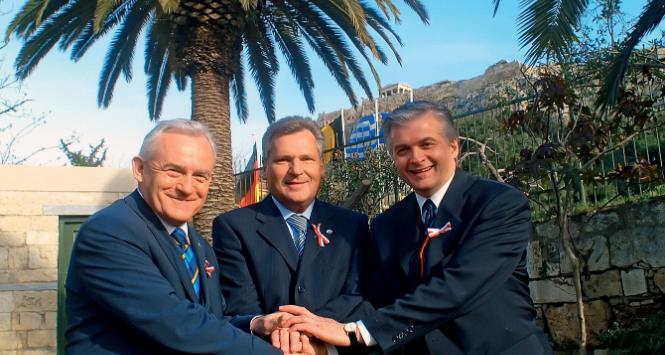 Podpisanie traktatu akcesyjnego do Unii Europejskiej. Od lewej: premier Leszek Miller, prezydent Aleksander Kwaśniewski i minister spraw zagranicznych Włodzimierz Cimoszewicz, Ateny, 16 kwietnia 2004 r.