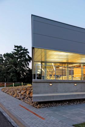 13. Stacja benzynowa (Siercza k. Wieliczki). Proj. Group_A Architects, 2009 r. Prosta i elegancka architektura nawiązująca do najlepszych wzorów modernizmu. Prawdziwa perełka w polskim kraj­obrazie tysięcy szpetnych, byle jakich stacji paliw.