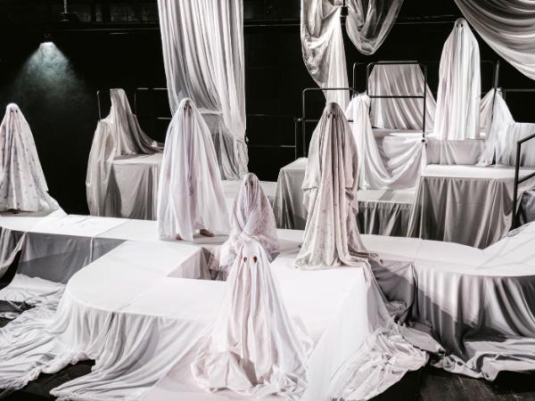 „Wchodzi Duch” Weroniki Szczawińskiej – koprodukcja Teatru im. Jaracza w Olsztynie i Gdańskiego Teatru Szekspirowskiego