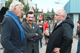 „Wałęsanie” łatwe nie jest, toteż Robert Więckiewicz pilnie śledził uwagi scenarzysty Janusza Głowackiego (po lewej) i producenta Michała Kwiecińskiego.