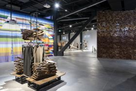 Monolityczna bryła zdaje się stanowić zagadkowe opakowanie dla tego, co zawiera w środku.