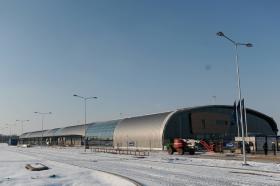 Jeszcze przed mistrzostwami Europy pierwsze samoloty mają wylądować na lotnisku w podwarszawskim Modlinie. Port będzie obsługiwał tanie linie lotnicze i czartery. Koszt inwestycji - ponad 300 mln zł.