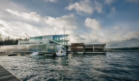 Projekt obejmował zbudowanie aż trzech ośrodków, leżących na różnych brzegach jeziora (wschodnim, północnym i zachodnim), ale połączonych ze sobą ciągiem komunikacyjnym, latem pieszo-rowerowym, zimą – narciarstwa biegowego.