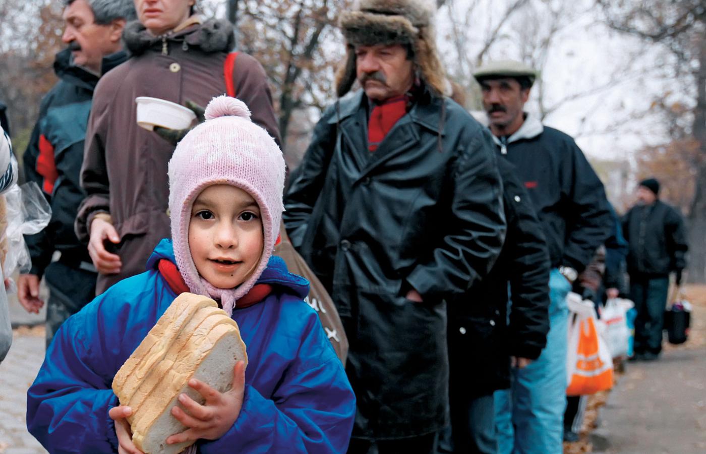 Budapeszt, 22 listopada 2011 r. Ludzie w kolejce po darmowe posiłki. Dotychczas nie kojarzyliśmy Węgier z takimi widokami.