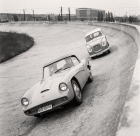 Prototypy samochodów syrena sport i syrena mikrobus na torze przyfabrycznym FSO na Żeraniu, rok 1961. Modele te nigdy nie weszły do produkcji.