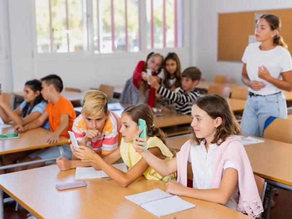 1 września wejdzie w życie m.in. zakaz używania smartfonów w podstawówkach.