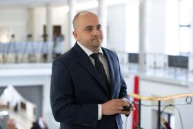 Matecki prowadzi kilkadziesiąt profili na Facebooku i X (wtedy Twitterze). Sam w 2019 r. przyznał, że administruje 15, a dodatkowo redaguje ponad 60.