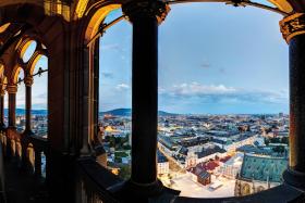 Katedra Najświętszej Marii Panny w Linzu

Nowa Katedra w Linzu to temat na osobną opowieść. Jest 2. co do wysokości budowlą w Linzu (ustępuje jedynie kominowi elektrowni). Z tarasu na wieży i galerii – dostępnych dla zwiedzających w ramach wycieczek z przewodnikiem – roztacza się panorama na całe miasto. W wieży znajduje się też ascetyczny pokój-pustelnia, który można wynająć w okresie przed Bożym Narodzeniem i Wielkanocą, a także latem, by pobyć w kompletnej samotności z własnymi myślami.