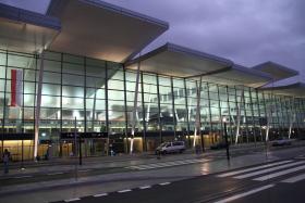 Wrocławski terminal jest dziełem dwójki architektów: Zbigniewa Pszczulnego i Mariusza Rutza, tych samych, którzy zaprojektowali Stadion Narodowy w Warszawie.
