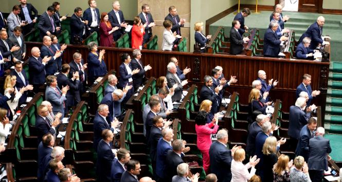 Sejm bezwzględną większością głosów powołał prof. Adama Glapińskiego na stanowisko prezesa Narodowego Banku Polskiego.