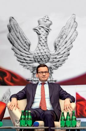 Jeśli przyjrzymy się całej drodze Morawieckiego – od błyskotliwej kariery bankowca po równie błyskotliwą karierę polityczną – zobaczymy, że wszystkie sukcesy osiągał, stosując głęboki kamuflaż.