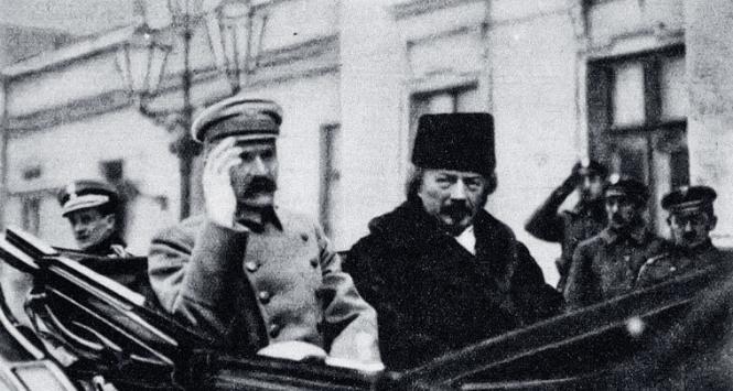 Tymczasowy Naczelnik Państwa Józef Piłsudski i premier Ignacy Paderewski jadą z Belwederu na otwarcie obrad Sejmu Ustawodawczego, 10 lutego 1919 r.
