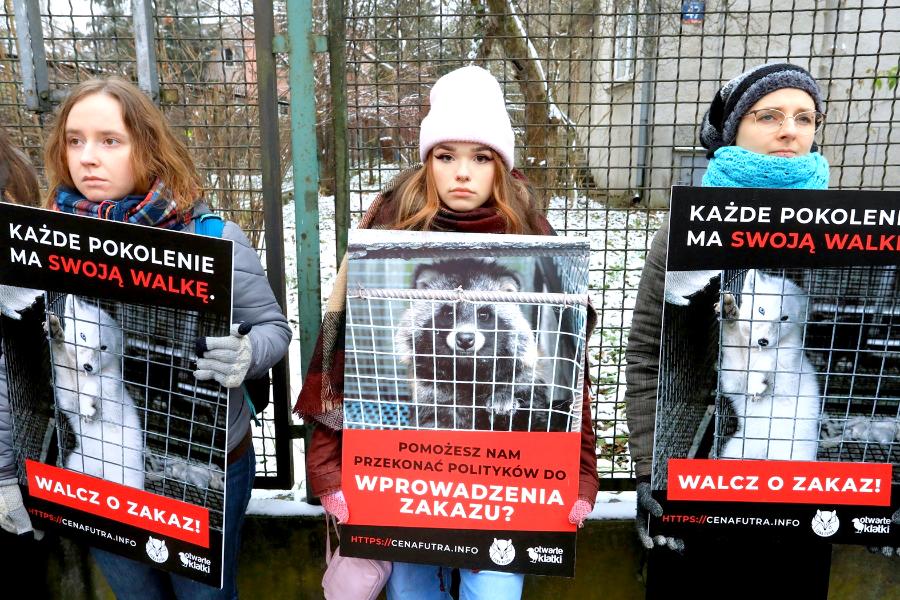Protest przeciwników futer pod domem Jarosława Kaczyńskiego w Warszawie