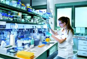 Środki ochrony roślin są bardzo dokładnie badane. Zanim zostaną dopuszczone do sprzedaży muszą przejść ok. 100 różnych testów. Średnio na jedną zarejestrowaną substancję przypada 140 000 odrzuconych, a cały proces rejestracji trwa nawet 10 lat.