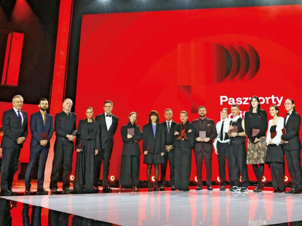 Tegoroczni laureaci Paszportów POLITYKI z redaktorem naczelnym Jerzym Baczyńskim i prowadzącymi galę Gabi Drzewiecką z TVP i Bartkiem Chacińskim, wicenaczelnym naszego tygodnika. W środku: dyrektor generalny TVP Tomasz Sygut i ministra kultury Marta Cienkowska