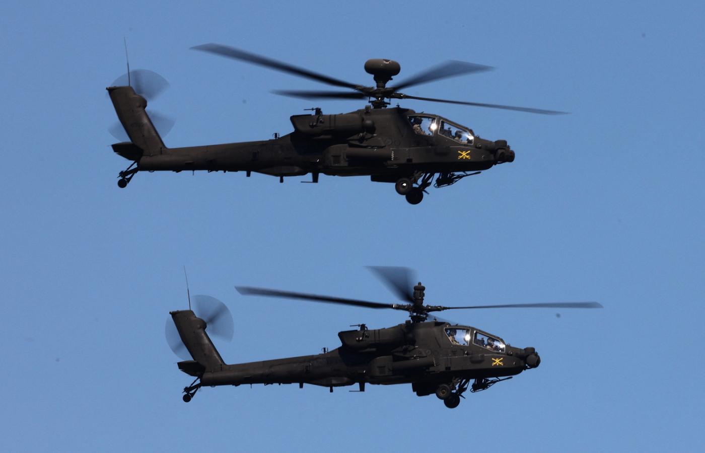 Śmigłowce Apache podczas warszawskiej defilady 15 sierpnia 2023 r.
