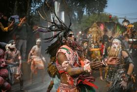 Pokryci popiołem naga sadhu – asceci o szczególnym statusie – wbiegają do wody jako pierwsi.