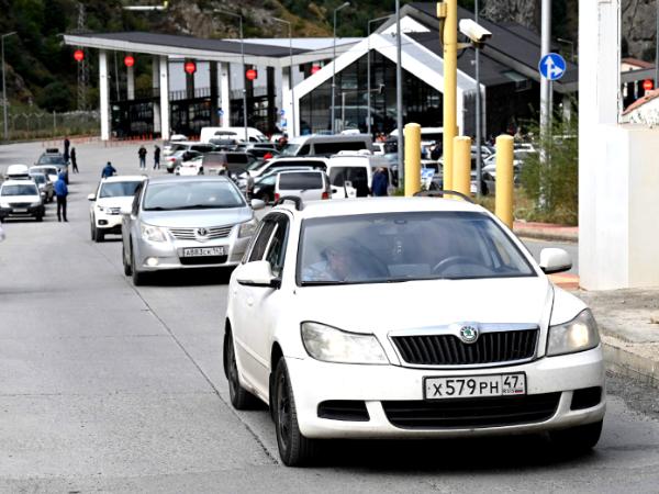 Samochody z rosyjskimi tablicami rejestracyjnymi po gruzińskiej stronie granicy, 25 września 2022 r.