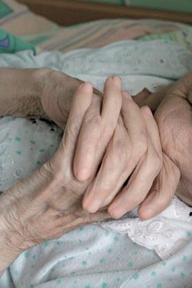 Skąd ci z pogotowia (np. zaalarmowani przez sąsiada, że od dłuższego czasu nie odkłaniają się na schodach ze staruszkiem) mają wiedzieć, jak reanimować, jeśli nieprzytomny leży na dywanie?