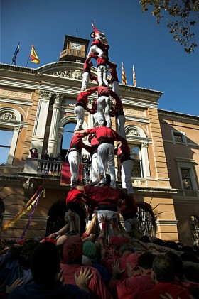 Po raz pierwszy w swojej historii Castellers de Barcelona wznoszą trudną ośmiopiętrową wieżę  z wewnętrznym filarem. Barcelona, 09.11.2008