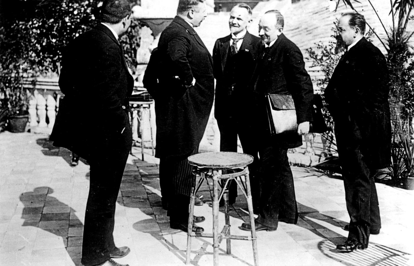 Kanclerz Niemiec Joseph Wirth (trzyma się pod boki) w rozmowie z rosyjskim ludowym komisarzem spraw zagraniczych Grigorijem Cziczerinem (z teczką). Rapallo, 16 kwietnia 1922 r.