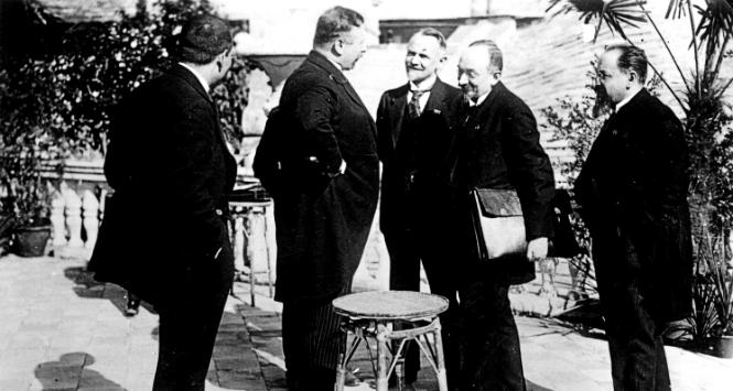 Kanclerz Niemiec Joseph Wirth (trzyma się pod boki) w rozmowie z rosyjskim ludowym komisarzem spraw zagraniczych Grigorijem Cziczerinem (z teczką). Rapallo, 16 kwietnia 1922 r.