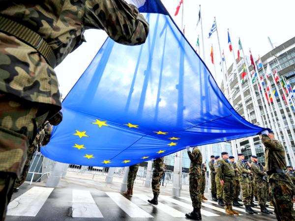 Podniesienie europejskiej flagi przez siły Eurocorps w Strasburgu, 2017 r.