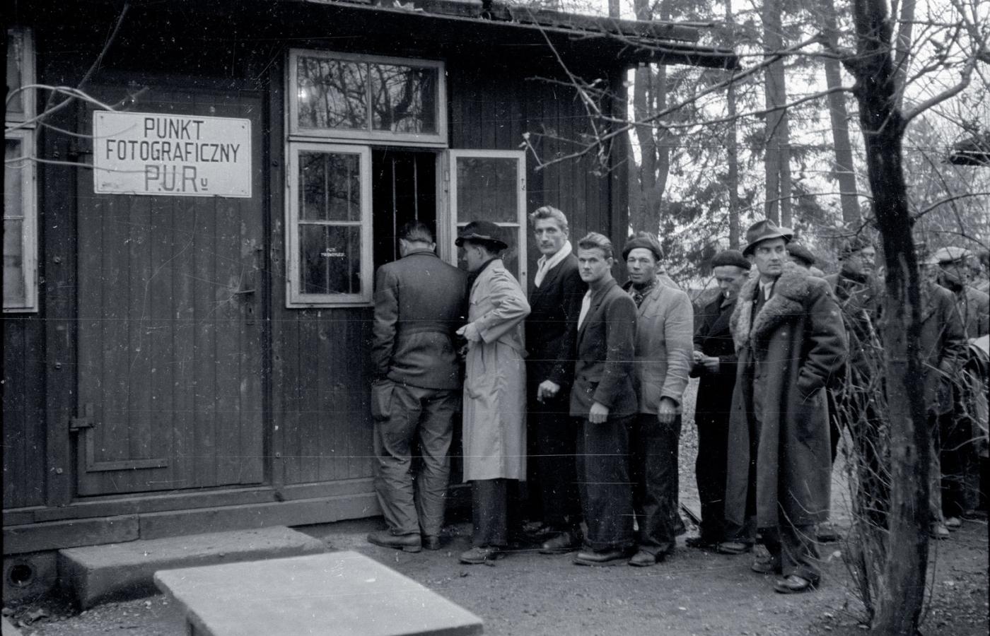 Reemigranci z Francji w kolejce do punktu fotograficznego PUR przy dworcu kolejowym w Międzylesiu, listopad 1948 r.